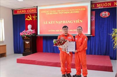 Lễ kết nạp đảng viên mới cho quần chúng Bùi Đình Dương của Chi bộ Phân xưởng SCTĐ Lai Châu
