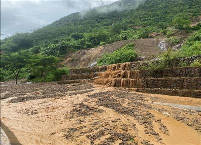 CBCNV của EVNPSC tích cực phối hợp cùng đội xung kích PCTT&TKCN Công ty Thủy điện Huội Quảng – Bản Chát khắc phục hậu quả sau mưa to gây sạt lở đất trong khu vực Nhà máy thủy điện Bản Chát ngày 07/7/2024