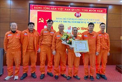 Đảng ủy Trung tâm Dịch vụ sửa chữa EVN tổ chức Lễ trao tặng Huy hiệu 30 năm tuổi Đảng