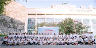 Cán bộ công nhân viên Trung tâm dịch vụ sửa chữa EVN tại thủy điện Sơn La tham gia các hoạt động chào mừng 11 năm ngày thành lập Công ty thủy điện Huội Quảng-Bản Chát.