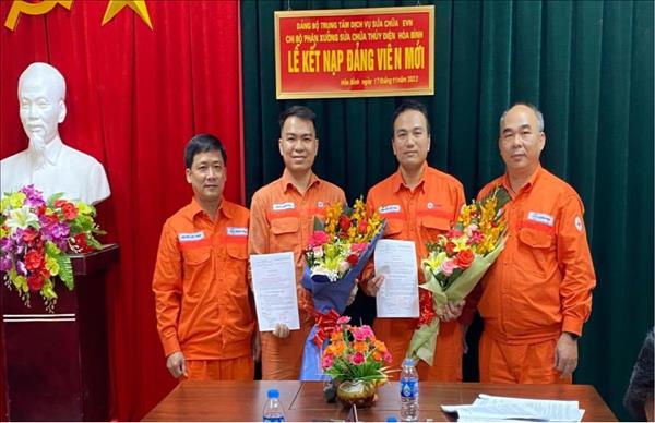 Chi bộ Phân xưởng sửa chữa Thủy điện Hòa Bình tổ chức Lễ kết nạp đảng viên mới.